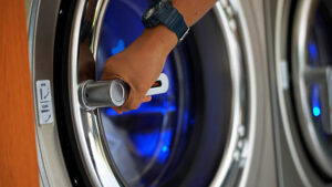 Women uses the Laundry shop that washes clothes yourself.